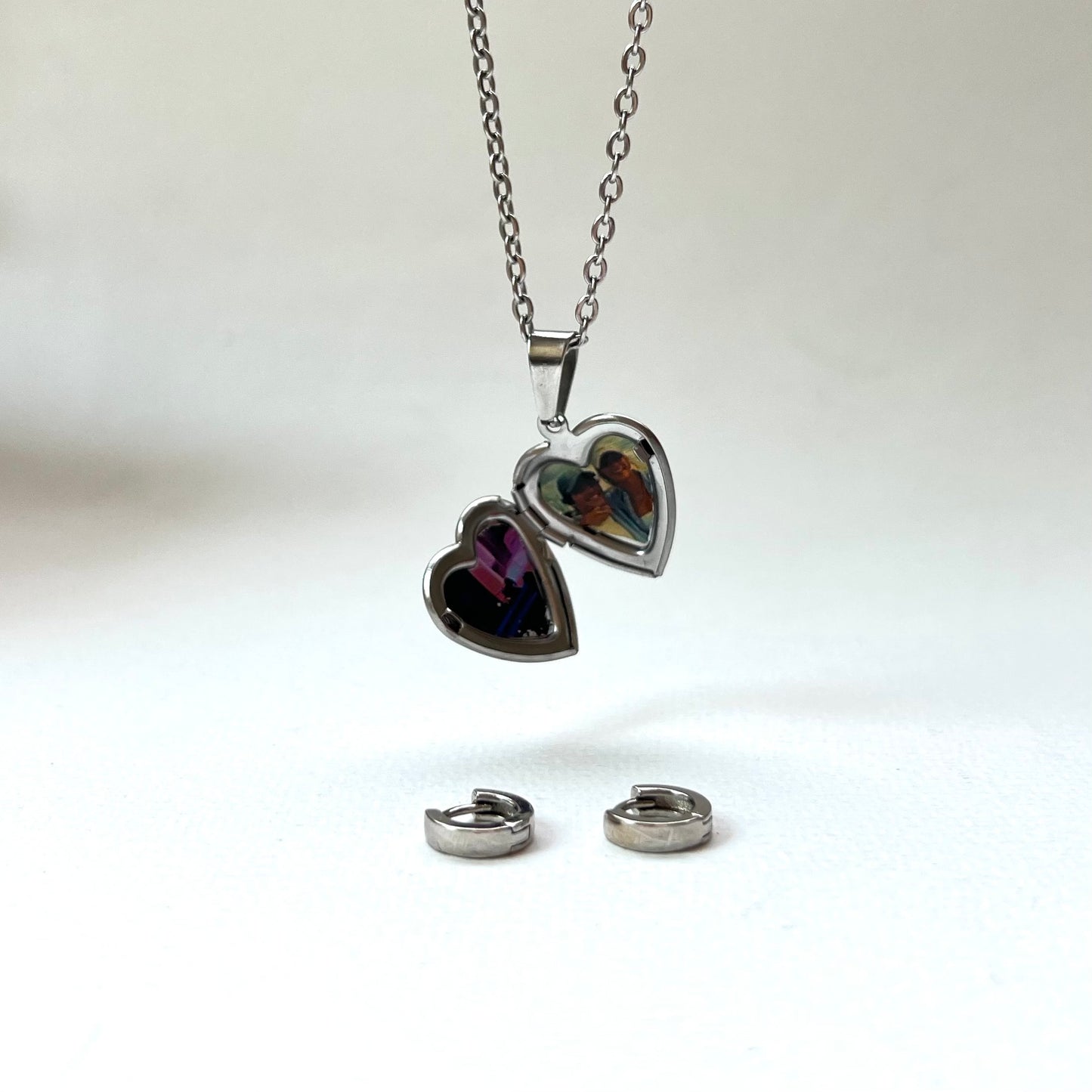 Set Collar Relicario Silver y Huggies + Foto GRATIS