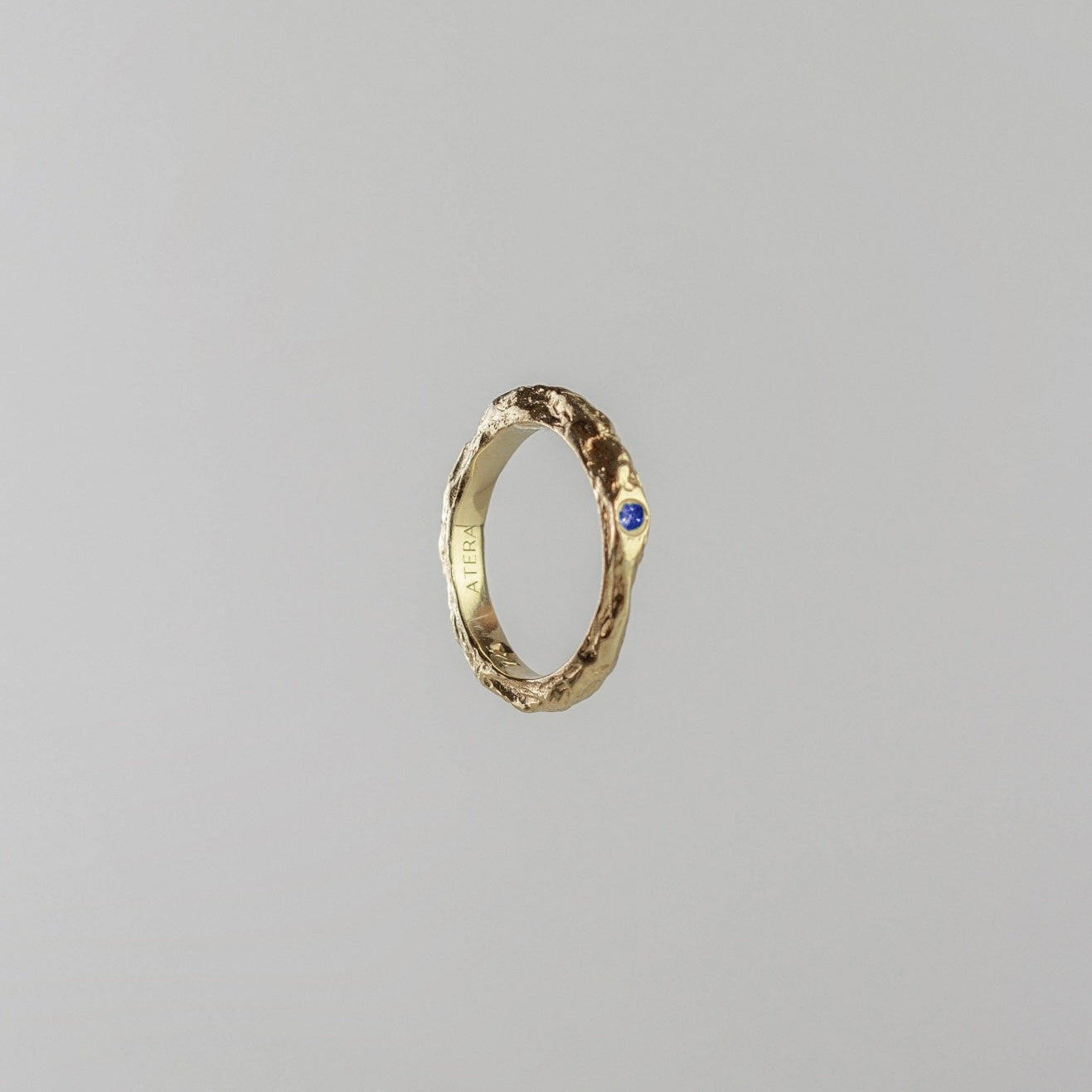 Anillo Raw Zafiro Gold