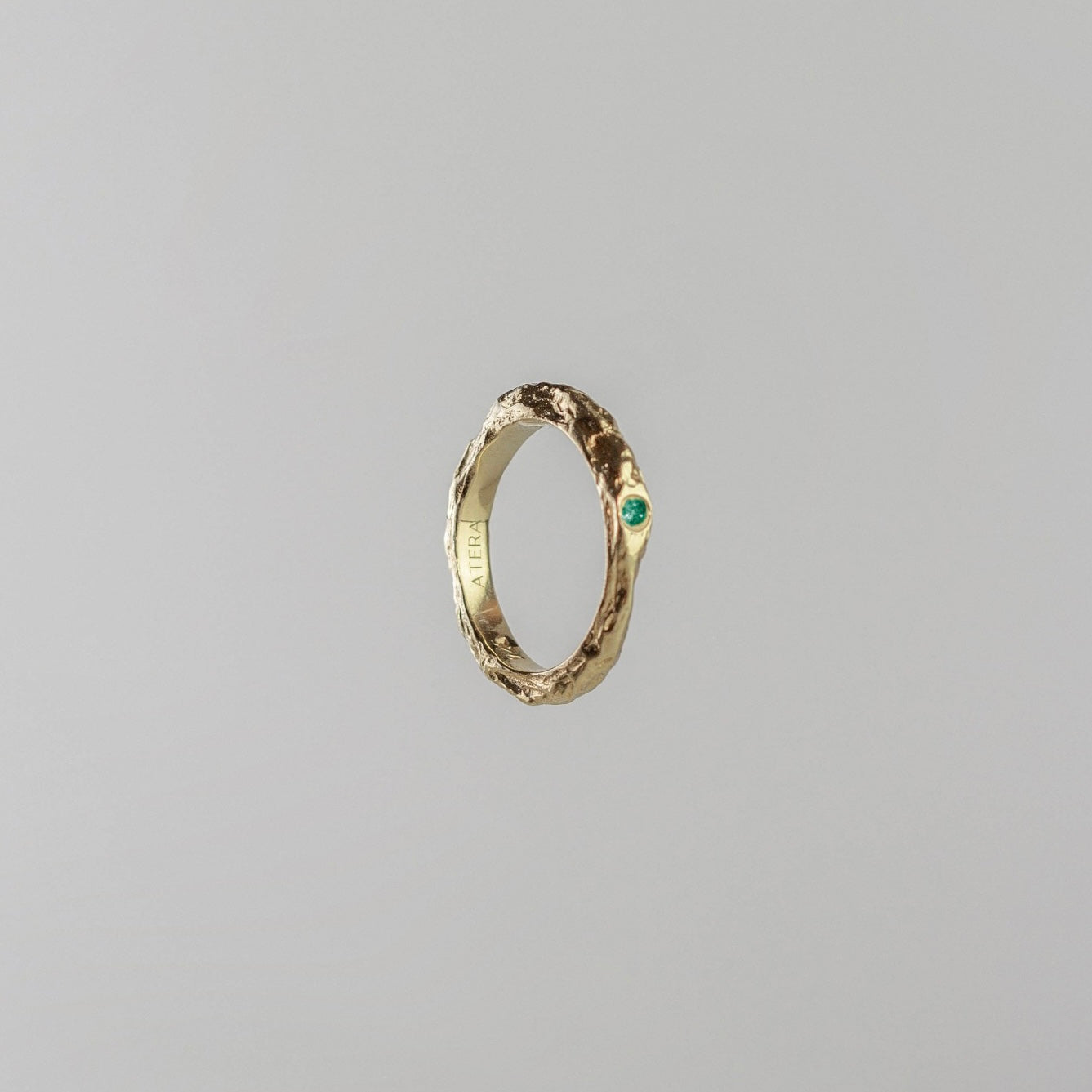 Anillo Raw Esmeralda Gold